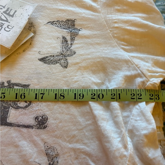 Magnolia Pearl Your Aura Tee - Picture 6 of 8